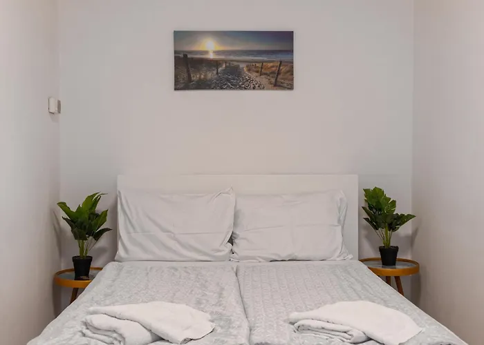 Economical 3-bedroom Near Danube & Millennium , Long Apartamento