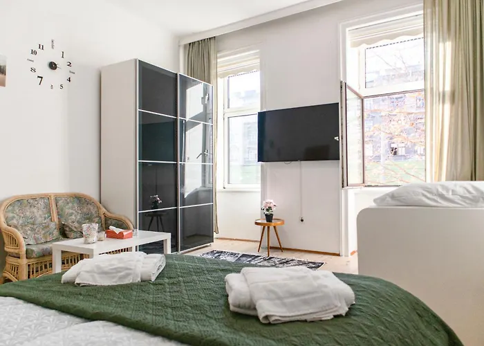 Economical 3-bedroom Near Danube & Millennium , Long Apartamento Viena