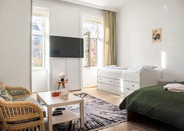 Economical 3-bedroom Near Danube & Millennium , Long